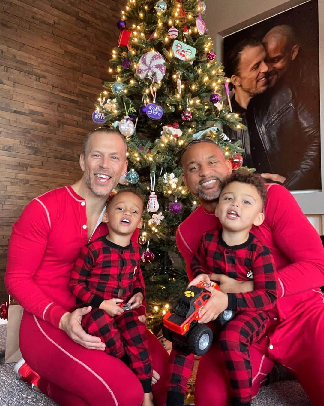 ショウン・トンプソンさんのインスタグラム写真 - (ショウン・トンプソンInstagram)「Merry Christmas 🎄🎁 #family #Christmas #love #twins #dads」12月26日 0時50分 - shaunt