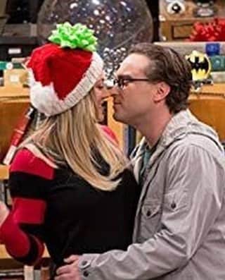 ビッグバン★セオリーのインスタグラム：「Merry Christmas ❤️  . . . @therealjimparsons @kaleycuoco @sanctionedjohnnygalecki @missmayim @themelissarauch #johnnygalecki #mayimbialik #kaleycuoco #melissarauch #simonhelberg #jimparsons #jerryoconnell #kunalnayyar #leonardhofstadter #amyfarrahfowler #pennyhofstadter #bernadettewolowitz #sheldoncooper #thebigbangtheory #bigbangtheory」