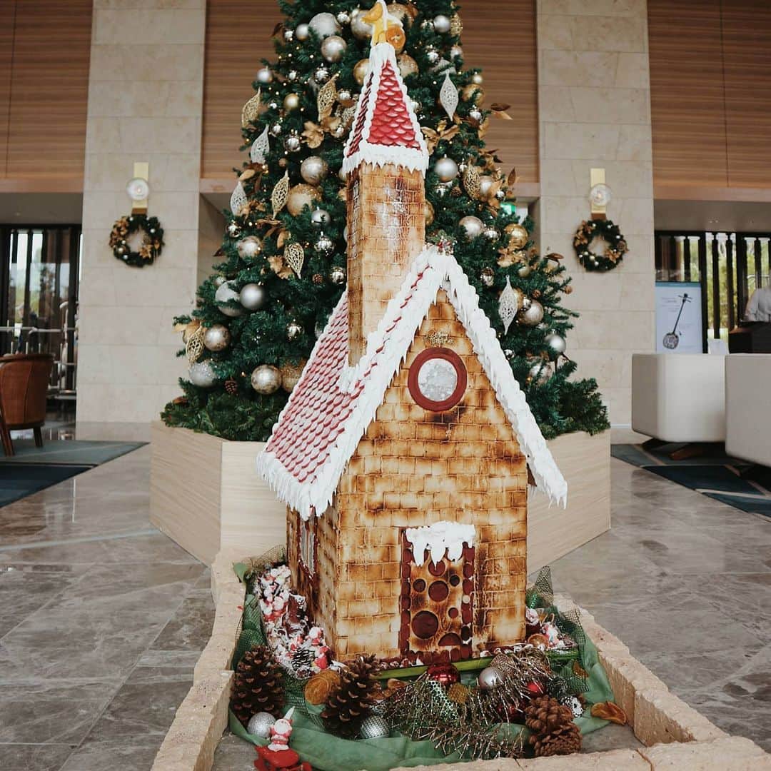 佐川愛果のインスタグラム：「そしてこちらが可愛すぎてツボだったので載せちゃいます🎄💕  このおうち、全てお菓子で出来てるんだって🏠どおりで息子が顔近付けてるなと思ったらww  #メリークリスマス #メリクリ #ハレクラニ沖縄 #お菓子の家」