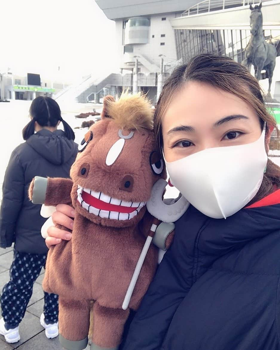 ヨーコさんのインスタグラム写真 - (ヨーコInstagram)「じゃじゃ馬TV🏇 ・ ・ ・ この1週間もほんっっっとに早かった！ そしてスケジュールパンパン！ 正直あまり記憶がありません笑  それでも土曜日はやってくる！ 私たち123☆45のレギュラー番組放送日。  12月26日(土)11:27〜 IBC岩手放送 【じゃじゃ馬TV】  岩手の皆様はリアルタイムで。 その他の地域の皆様はHPで放送をご覧下さい！  イズミとヨーコ、そして番組のマスコット馬神様とお送りしております🐴  ディレクターさんからプレゼントしてもらったマスク。 いっちゃんとお揃いで、さりげないお馬さんのイラストが入っててかわいい🐎  照井Dありがとうございます💓  #IBC岩手放送 #じゃじゃ馬TV #イズミヨーコ #馬神様 #お笑い芸人 #お笑いコンビ #芸人 #岩手 #岩手競馬 #競馬 #競馬場 #iiiwate #iwate」12月26日 1時05分 - y0k0_1108