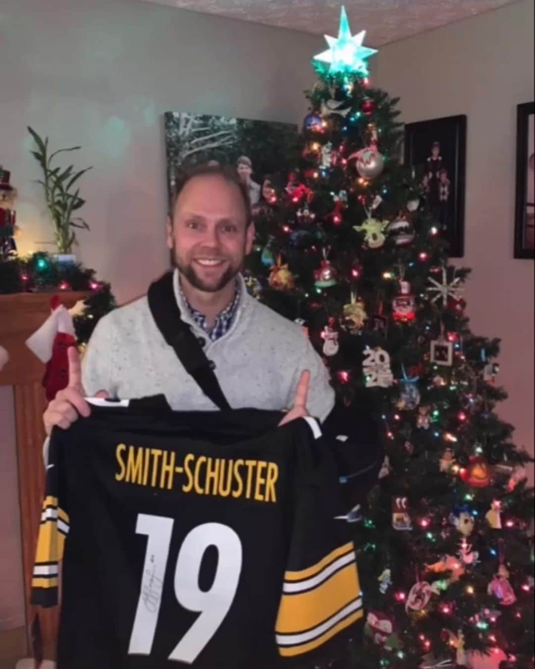 スポーツセンターさんのインスタグラム写真 - (スポーツセンターInstagram)「@juju helped him hook his dad up with an autographed jersey for Christmas and his reaction is amazing. (via @aidanpwilliams)」12月26日 0時58分 - sportscenter