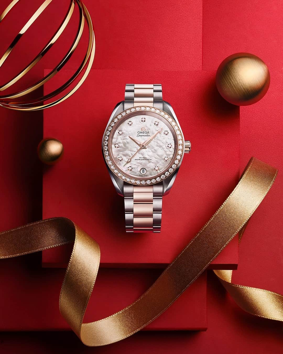 オメガさんのインスタグラム写真 - (オメガInstagram)「#SeamasterAquaTerra A pearl of a present. #OMEGA's #Seamaster Aqua Terra with mother of pearl dial.」12月26日 1時00分 - omega