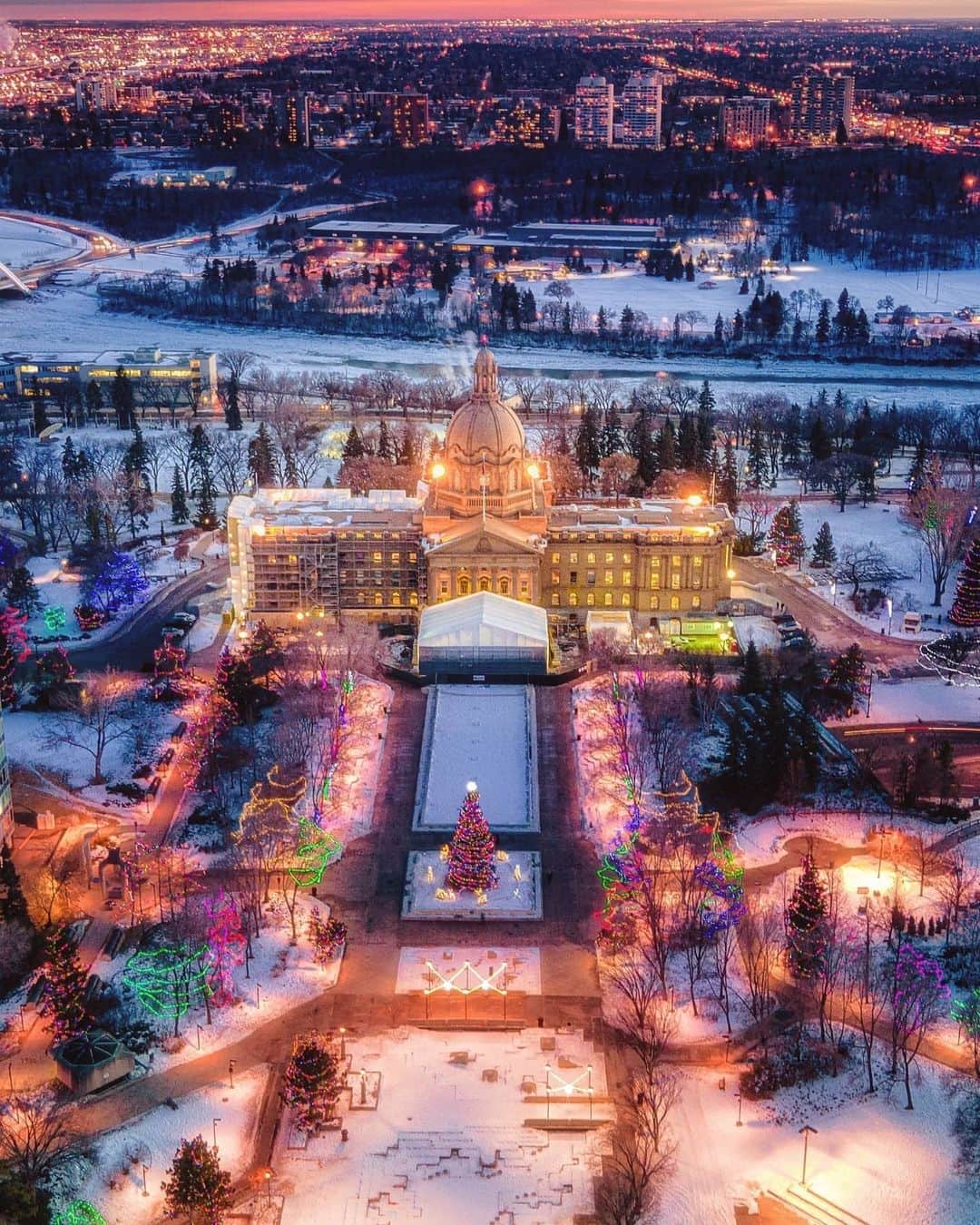 Explore Canadaのインスタグラム：「Footage from Santa’s sleighcams last night - magical views over Edmonton! Happy Holidays to all our followers. 💚❤️💚 ⁠ ⁠ #ExploreCanada #CanadaNice⁠ ⁠ *Know before you go! Check the most up-to-date travel restrictions and border closures before planning your trip and if you're travelling in Canada, download the COVID Alert app to your mobile device.*⁠ ⁠ 📷:@sameer.design ⁠ 📍: @exploreedmonton @travelalberta⁠」