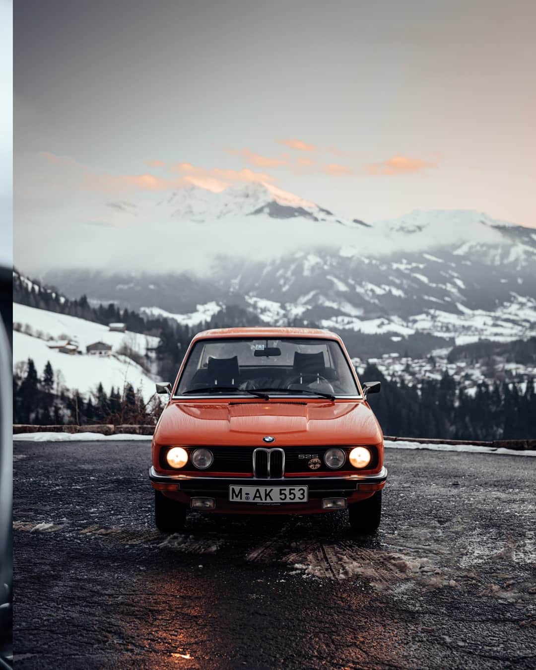BMWさんのインスタグラム写真 - (BMWInstagram)「Gives you shivers? The first-generation BMW 5 Series. #WinterWithInka #BMWClassic #5series #BMWrepost @romanraetzke」12月26日 1時00分 - bmw