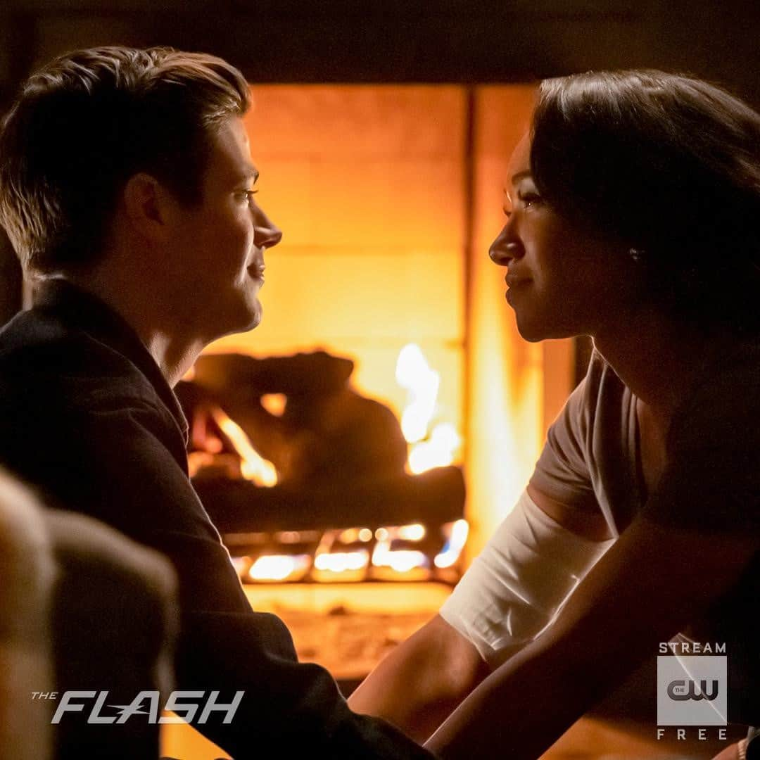 The Flashさんのインスタグラム写真 - (The FlashInstagram)「Cozy by the fire. Happy holidays! #TheFlash」12月26日 1時00分 - cwtheflash