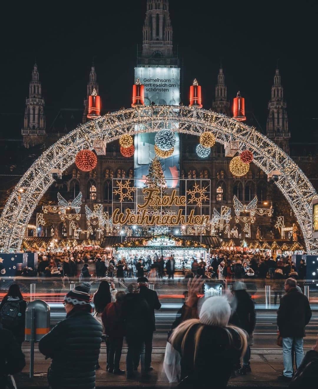 Earth Picsさんのインスタグラム写真 - (Earth PicsInstagram)「Merry Christmas from Vienna, Austria! 🎄🎁 Wishing you a happy and safe Christmas! Photo by @christian_kremser」12月26日 1時01分 - earthpix