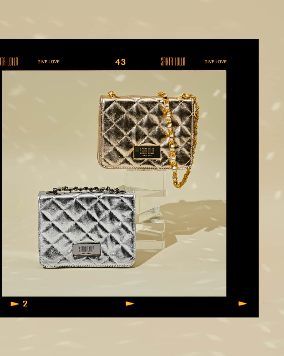 Santa Lollaのインスタグラム：「Queridinha e prática, a bolsa mini em versão metalizada também se destaca pelo acabamento em matelassê, além do glamour da alça em corrente. [ R$179,90 cada ] #santalollaverao21 #letsparty #shiny #SLhandbags #matelasse」