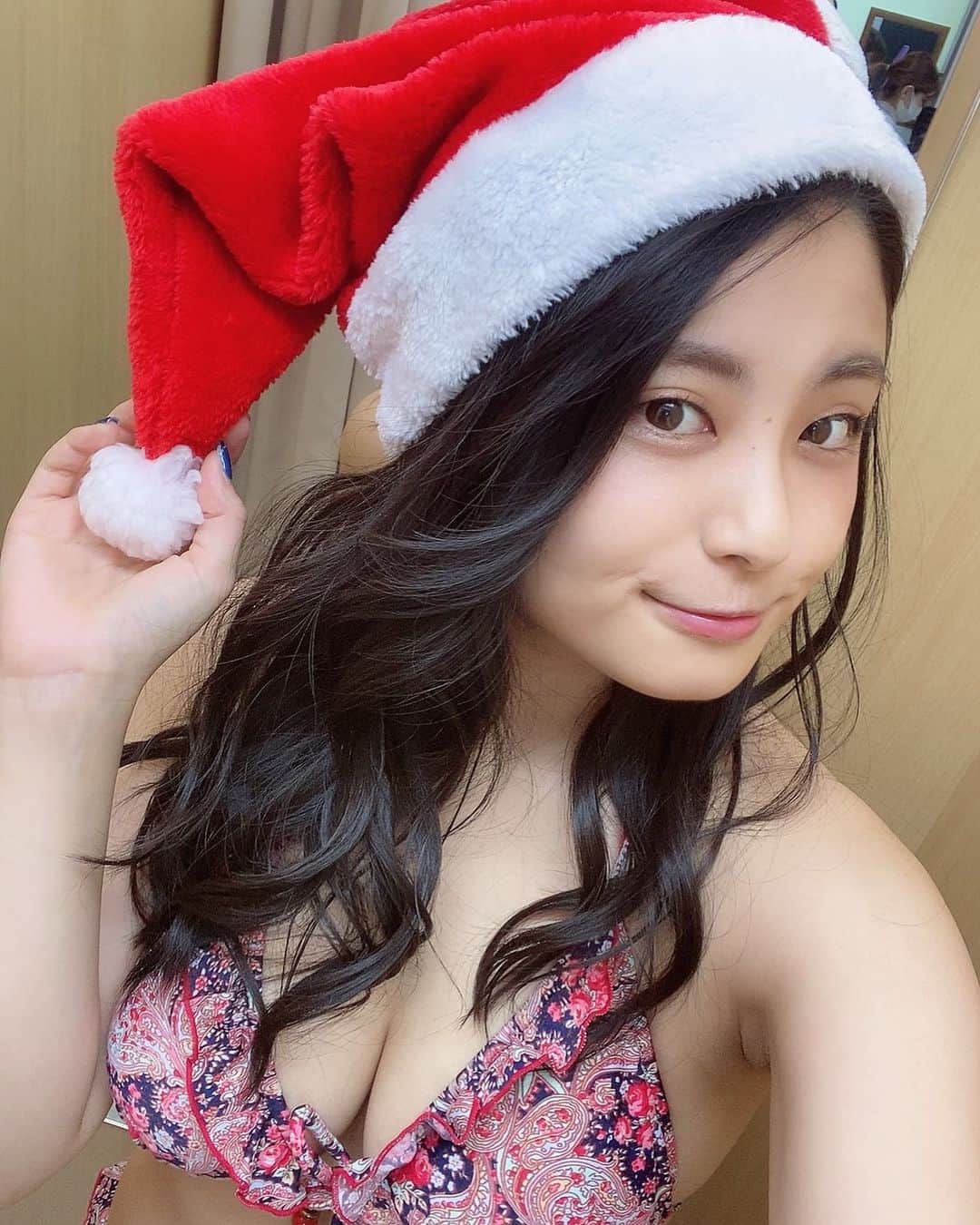 トロたんさんのインスタグラム写真 - (トロたんInstagram)「クリスマスは終了致しました🙂おやすみなさい！ 桃鉄…🙂🍑🚃←まだ言ってる #merrychristmas #メリークリスマス #christmas #Xmas #merryxmas #メリクリ #クリスマス  #self #selfie #自撮り  #goodnight #おやすみ #おやすみなさい #Japanese #japanesegirl #tbt #Love #我爱你 #sexy  #粉我 #12月 #winter #follow #followｍe #me #谷間 #グラビア #グラドル」12月26日 1時01分 - torotan_tan