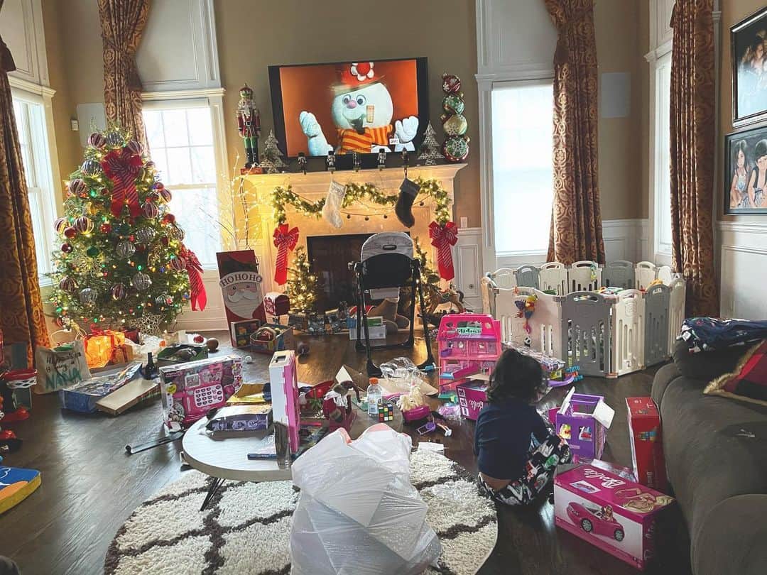 ニコール・ ポリッツィのインスタグラム：「The aftermath of Santa. Merry Christmas Everyone!!! 🙏🏽🎄🎅🏽」