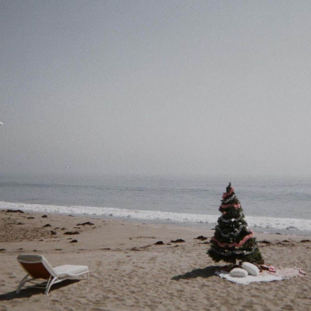 Marianna Hewittのインスタグラム：「Wishing you a merry christmas and sending extra love to those of you today celebrating alone or away from family ❤️  photo @jordanrisa」