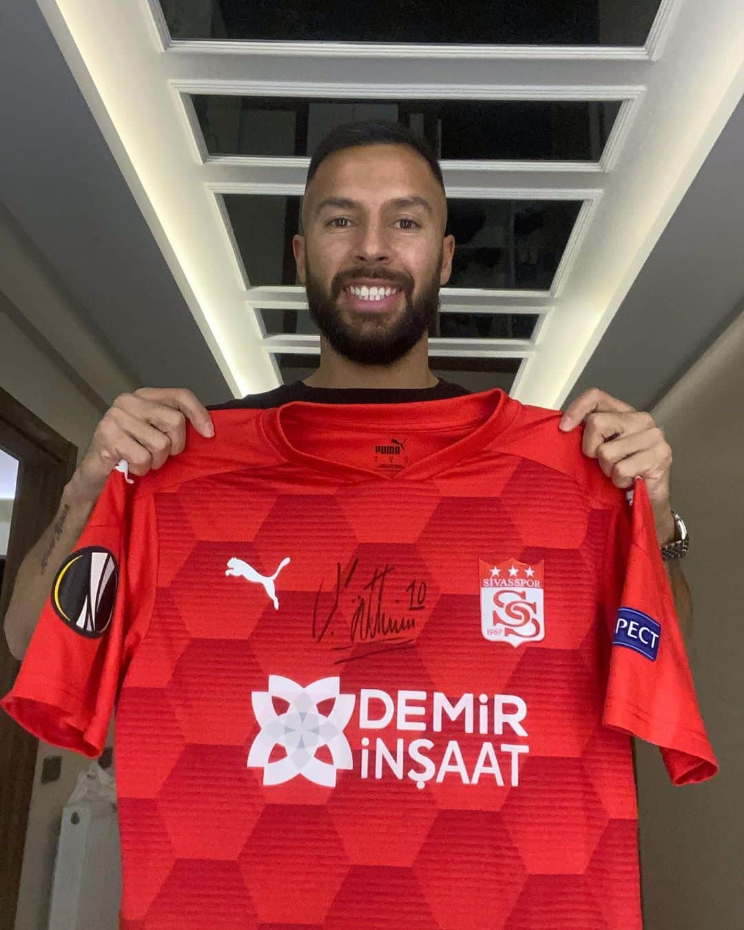 ヤシン・エズテキンのインスタグラム：「🎁 ÇEKİLİŞ VAR!  🤗Arkadaşlar hepinize merhaba. Yeni yıl hediyeniz benden...  ✍️ İmzalı Sivasspor UEFA forması kazanmak istiyorsanız yapmanız gerekenler çok basit.  - Beni takip edin - Bu gönderiyi beğenin - Bir arkadaşınızı etiketleyin  😍 Ne kadar çok kişi etiketlerseniz, kazanma şansınız o kadar artar.  Kazananları 29 Aralık 2020'de story'den açıklayacağım.  😉 Haftaya bir başka sürpriz için takipte kalın」