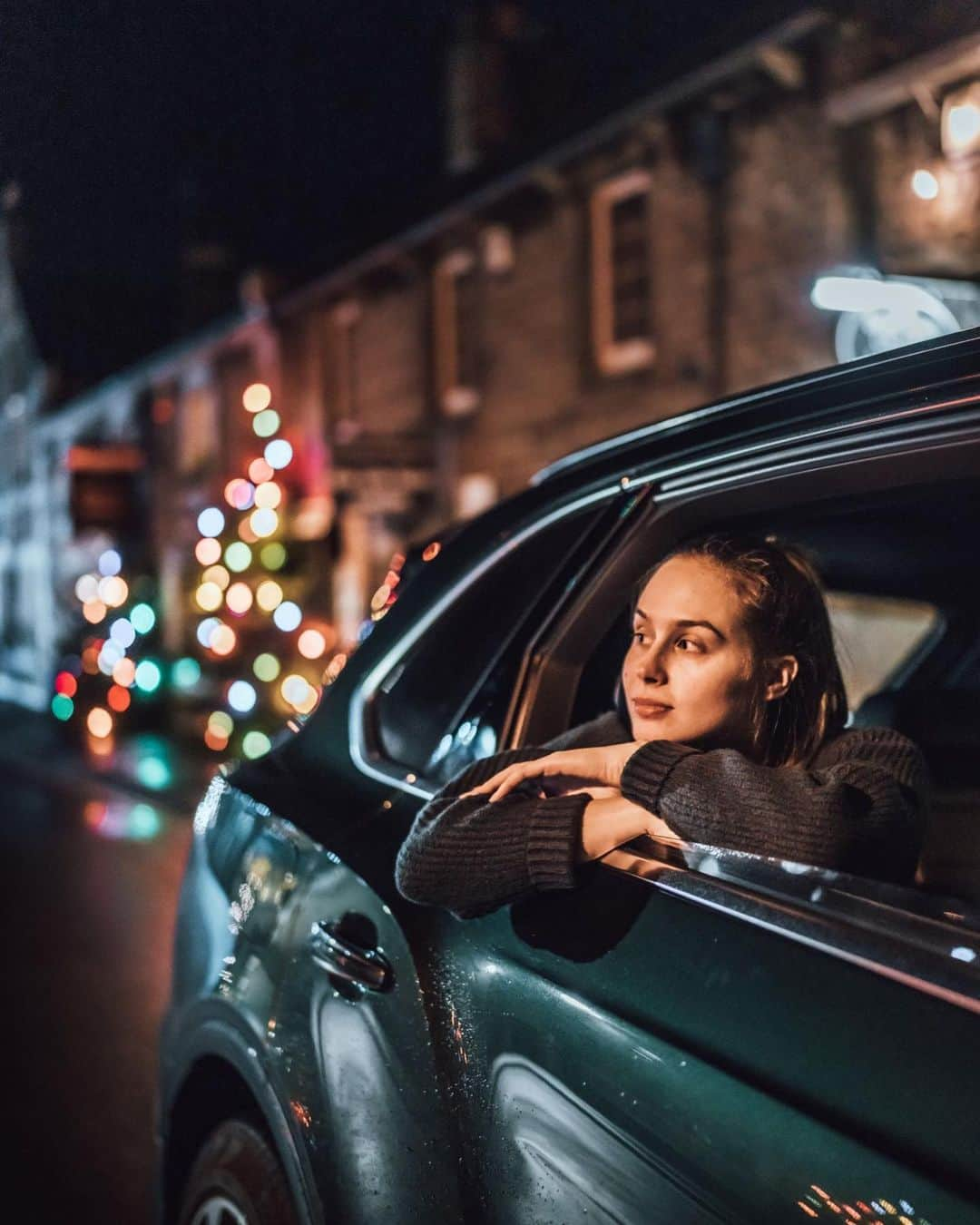 ベントレーさんのインスタグラム写真 - (ベントレーInstagram)「You can't dim what is naturally radiant. @tomkahler drives the #NewBentayga through the night to capture the bright and epic lights of the north. #BentleyFestiveLights _ #Bentley Bentayga V8 WLTP drive cycle: combined fuel consumption: 21.7 mpg (13 l/100 km), combined CO₂: 294 g/km」12月26日 1時12分 - bentleymotors