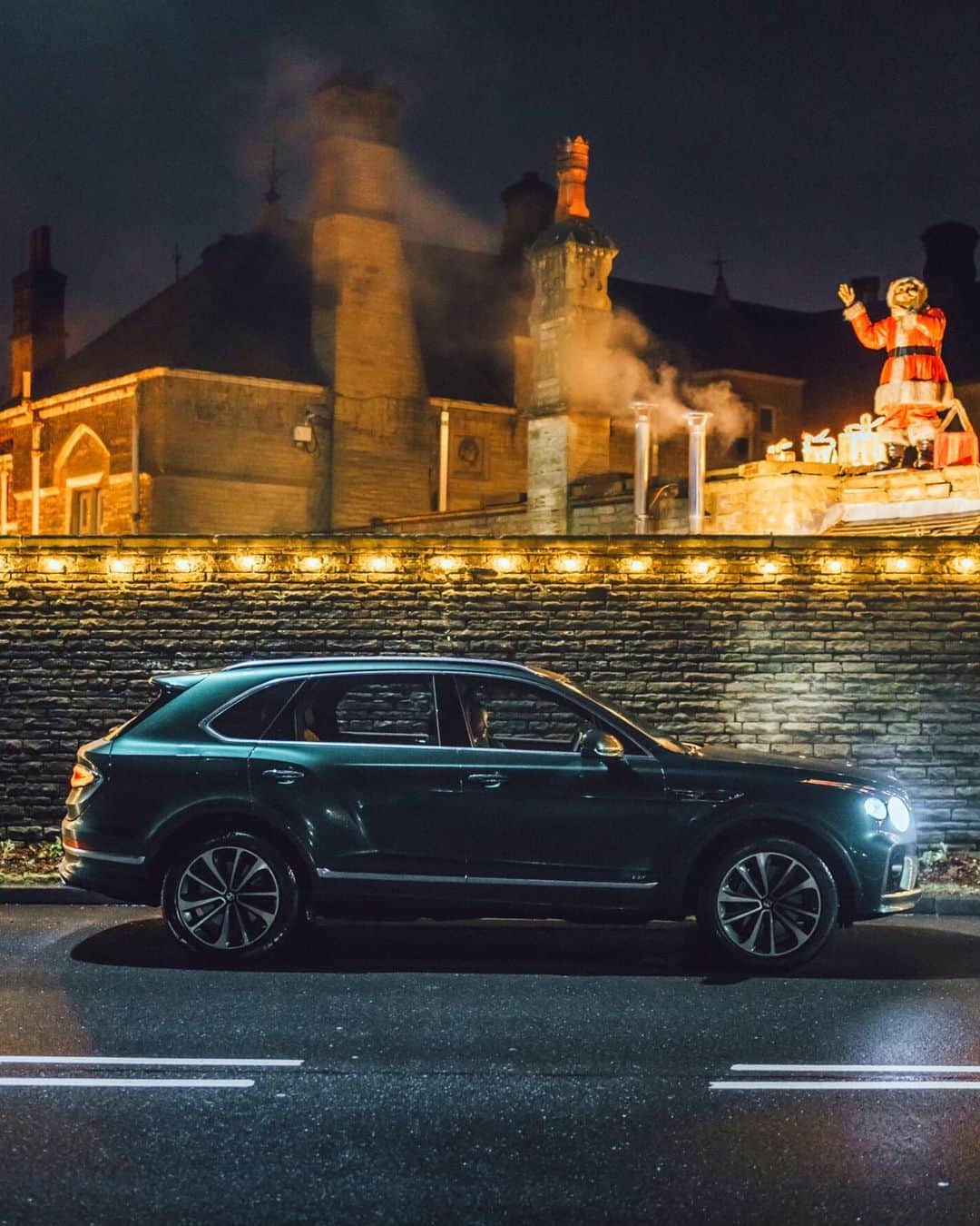 のインスタグラム：「You can't dim what is naturally radiant. @tomkahler drives the #NewBentayga through the night to capture the bright and epic lights of the north. #BentleyFestiveLights _ #Bentley Bentayga V8 WLTP drive cycle: combined fuel consumption: 21.7 mpg (13 l/100 km), combined CO₂: 294 g/km」
