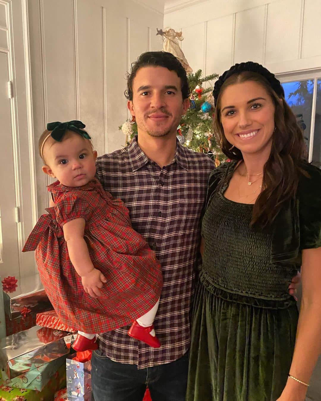 アレックス・モーガンのインスタグラム：「Merry Christmas!! 🎄🎁 🎅」