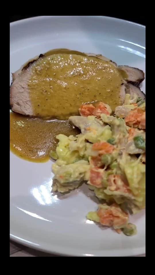 Cesar Gonzalez Cocineroのインスタグラム：「Mi receta de ENSALADA NAVIDEÑA 😍🎁  2 Pechugas de Gallina, 3 si es Pollo u 8 contra muslos sin piel ni grasa ½ Kg de Zanahorias ½ Kg de Papas ¼ Kg de Vainitas 1 Manzana amarilla o roja 1 lata pequeña de Petit-pois (¾ de taza) 1 Cebolla mediana picada  Para la Mayonesa: 1 Huevo Jugo de 1 Limón ½ cucharadita de Pimienta 1 cucharada de Sal ½ cucharadita de Mostaza 1 cucharada de Azucar o 2 sobres de Splenda 1 ½ taza Aceite de Oliva u otro ¾ taza de Vinagre  Si desean usar mayonesa comercial, al final les explico que hacer.  Para servir: 1 Lechuga rizada  En una olla hirviendo se cocina el Pollo con Sal y Pimienta por 45 minitos a 1 hora. Se retiran del fuego y al estar tibio se desmecha.  Se lavan las Papas, Zanahoria y Vainitas, se cocinan en agua con Sal por 30min o hasta que ablanden. Se dejan enfriar y se cortan en cuadrados. La Papa me gusta cortarla como sale en el video, irregular, para esto corto un poco y arranco, así sucesivamente.  Se pela y se pica la Manzana del mismo tamaño de la Zanahoria, se reserva en Agua con Limón para evitar que se oxide.  Se prepara la Mayonesa agregando 1 Huevo en la batidora, Limón, Pimienta, Sal, Azúcar, Mostaza y un chorrito de Aceite, al comenzar a tomar cuerpo se agrega el resto del Aceite y Vinagre en forma de hilo.  Si se llega a cortar, retiramos todo y lavamos bien la batidora, comenzamos de nuevo con otro huevo, un toque de Vinagre y un chorrito de Aceite, licuar hasta comenzar a tener cuerpo y luego se le agrega poco a poco la mezcla que se corto.  Si desean usar Mayonesa comercial, 1 frasco mediano y mezclan con los demás ingredientes, todo menos el Huevo y Aceite, la Sal debe ser la mitad, ½ cucharada.  Se escurren las Manzanas y se mezclan todos los ingredientes en un envase grande, se sirve sobre hojas de Lechuga cuando estén listos para comer, la pueden dejar en refrigerador por un par de días.  👉Todos los ingredientes los consiguen en @meattowndist 👈  #ensaladanavideña #recetasvenezolanas #recetascolombianas #comidavenezolana #comidacolombiana #venezuelanfood #colombianfood #receta #recetas #cocina #cocinero #miami #doral」