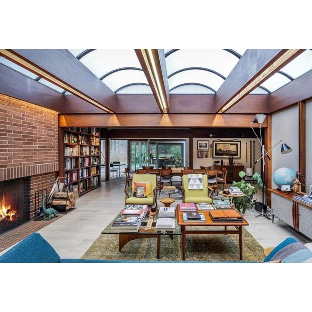 KAWSONEさんのインスタグラム写真 - (KAWSONEInstagram)「If you find yourself sitting around wanting to look at incredible homes with great stories about the history behind them. Follow my friend Esteban at @thecreativesagent and look through his stories...」12月26日 1時16分 - kaws