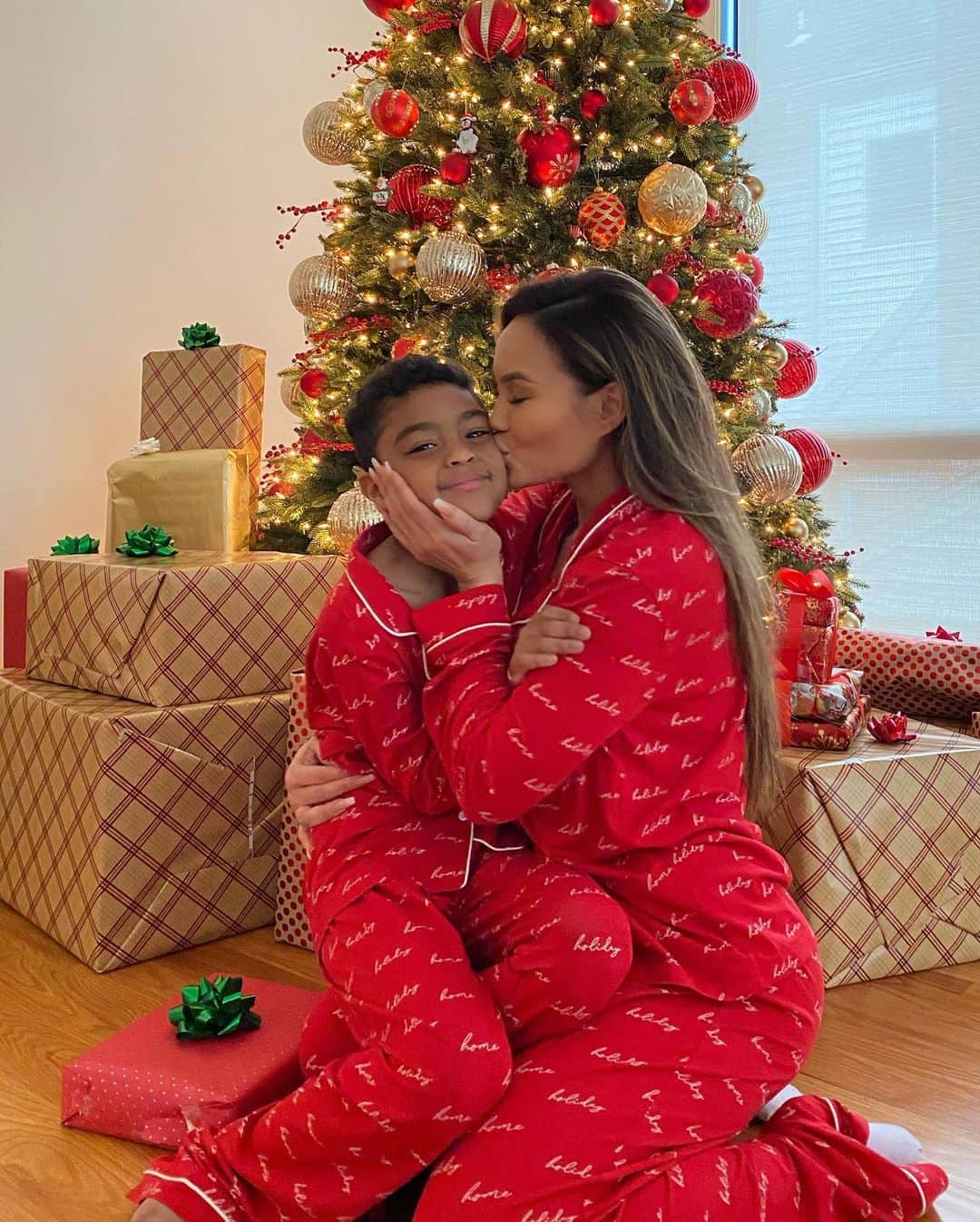 ダフネ・ジョイのインスタグラム：「Merry Christmas everyone 🎄 Hope you all feel loved today and everyday! 🎄🤍✨」