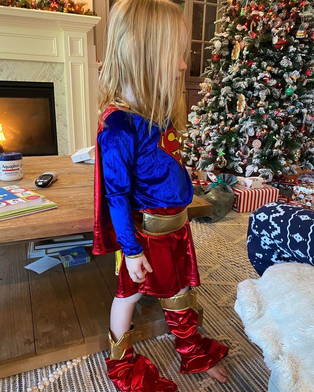 カミラ・ルディントンさんのインスタグラム写真 - (カミラ・ルディントンInstagram)「Thank god the costume fits perfectly.. 🤣🤣 #happychristmas #supergirl」12月26日 1時18分 - camillaluddington
