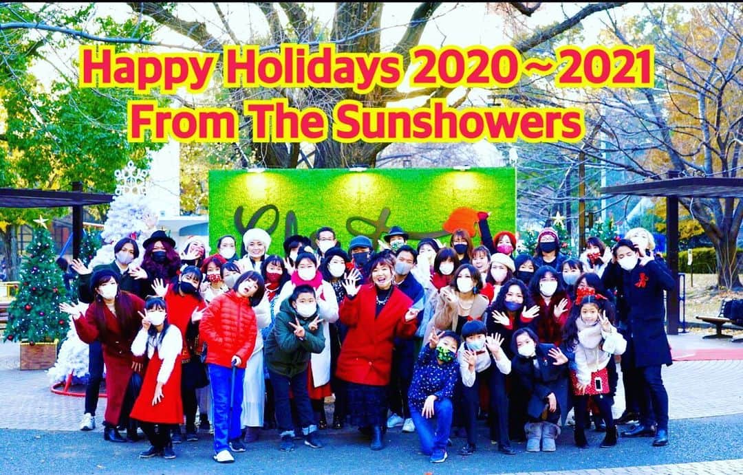 のインスタグラム：「⭐️Happy Holidays⭐️ 　　2020 to 2021  From The Sunshowers ❣️  So much love and thanks to all the members, friends, fans and those who support us...  Arigatou❣️  激動の2020  こうして　皆でまた声を合わせられることの奇跡！ 音楽がもたらす奇跡と絆はかたく、尊いです。心から感謝します！ 楽曲ダイジェストはまた追って♫  #有坂美香andthesunshowers #holidayseason  #christmas2020🎄🎅🎁」
