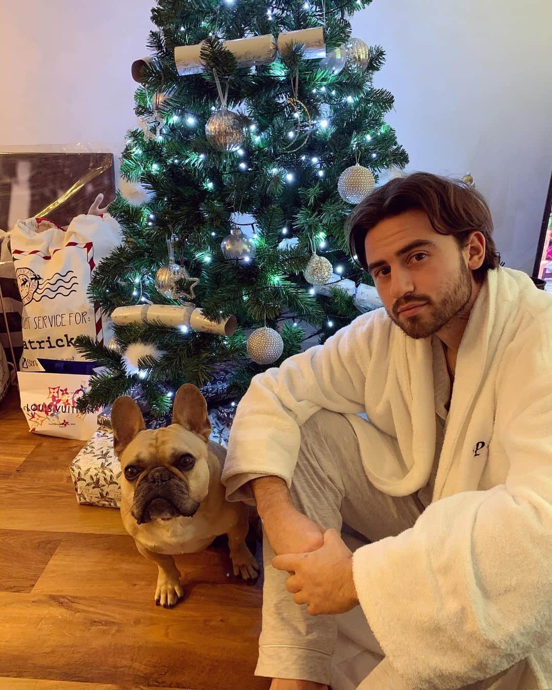パトリック・ロバーツのインスタグラム：「Merry Christmas everyone 🤝🎄❤️」