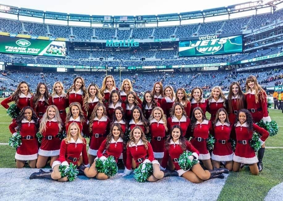 Jets Flight Crewのインスタグラム：「Wishing you and yours a happy holiday season from the Flight Crew!」