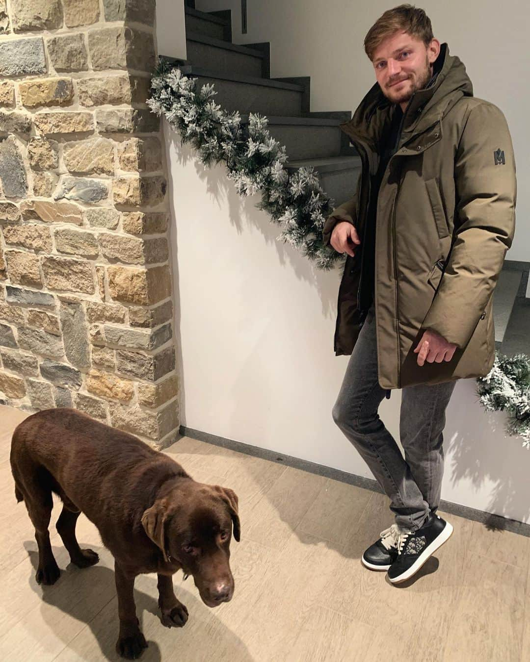 ダビド・ゴフィンのインスタグラム：「Narro doesn’t really like to be photographed (as you can see) but he made an exception to wish you Merry Christmas! 🎄✨🙏🏻🤩」