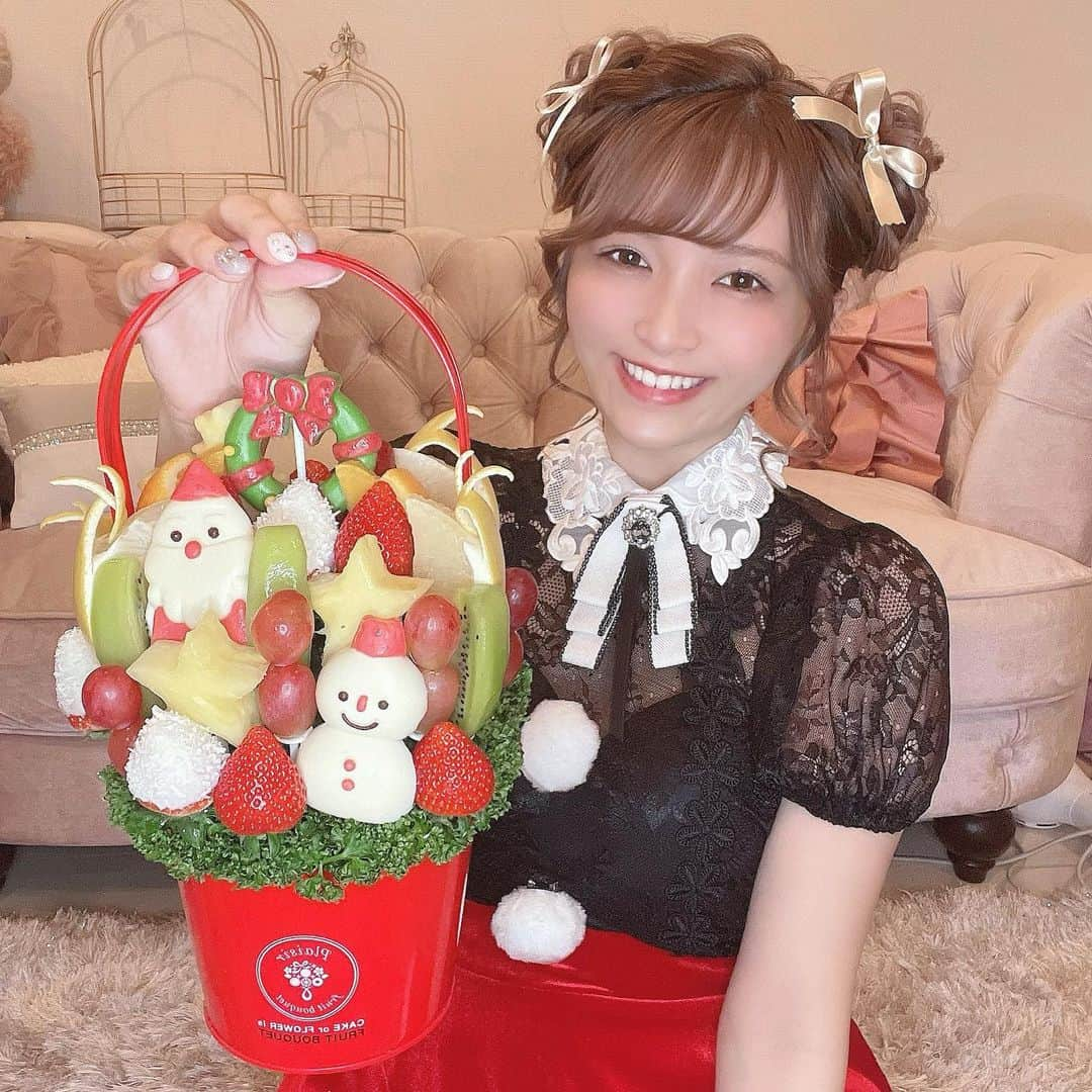 長嶋優里さんのインスタグラム写真 - (長嶋優里Instagram)「♡ ． フルーツブーケ専門店 Plaisir さん( @fruitbouquet.japan ) いつもありがとうございます🍎🍊🍇🍓🍍🥝🍫 美味しくて可愛くてお家まで届けてくれて  本当に本当に最高です💖 ． ． ． #フルーツブーケ #fruitbouquet #サプライズプレゼント #ギフト ． ♡」12月26日 1時48分 - yuyu__kakaka