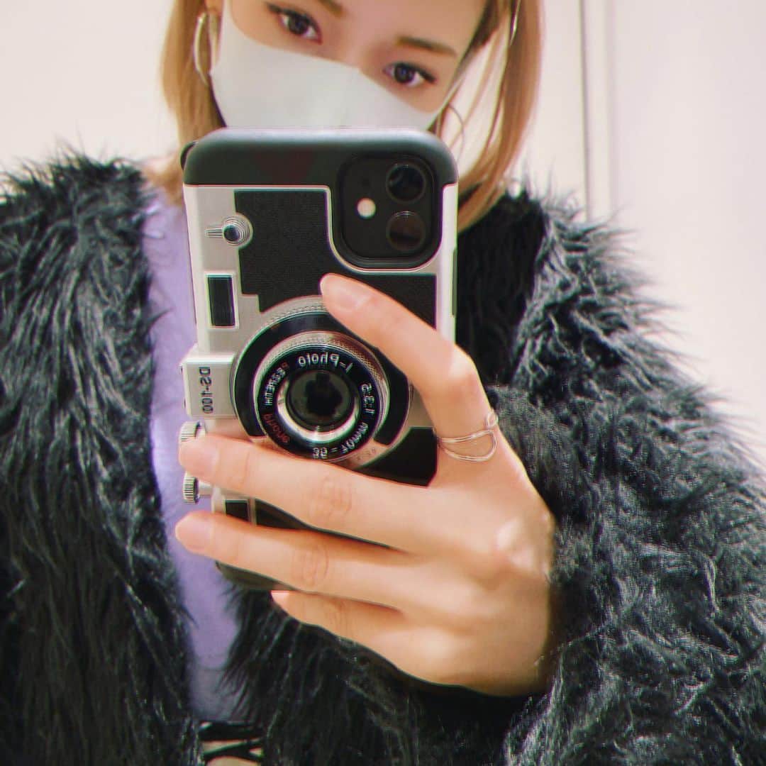 のインスタグラム：「#emilyinparis 好きすぎて エミリーと同じiPhoneケースにした♡」