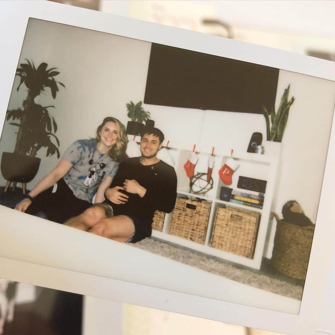マッティ・ロジャーズのインスタグラム：「Merry Christmas from us! I know it may be a bit of a sad one for a lot of you & there’s this weird obligation to still celebrate and do “regular” (ish) Christmas things in a very not regular time. If you don’t want to or CAN’T, do what we’re doing and just enjoy a day off! We didn’t even do any gifts this year, just got some festive creamer and switched my rest days (& am doing... laundry?) 😂 So have a GOOD DAY whether it be (responsibly) celebrating or just hangin by yourself, we’ve almost made it through this ridiculous year 🎄」