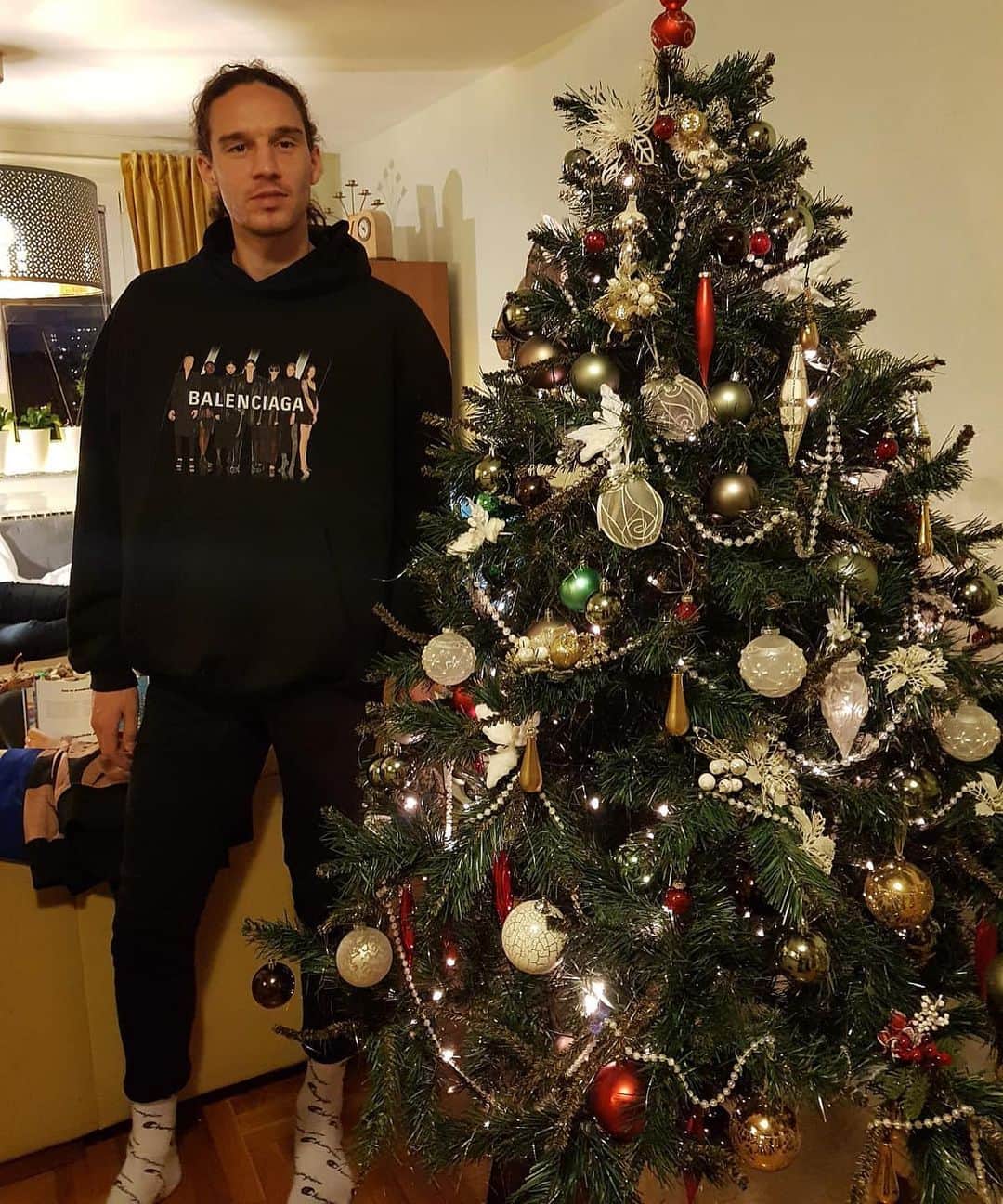 マテオ・パヴロヴィッチのインスタグラム：「Sretan BoŽić svakome 🙏🎄 #joyeuxNoel」