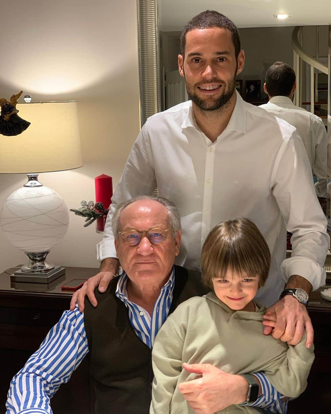 マリオ・スアレスのインスタグラム：「Feliz navidad de parte de los Mario Suárez 🎁🎄❤️#3generations #caradebicho 👴 👶」