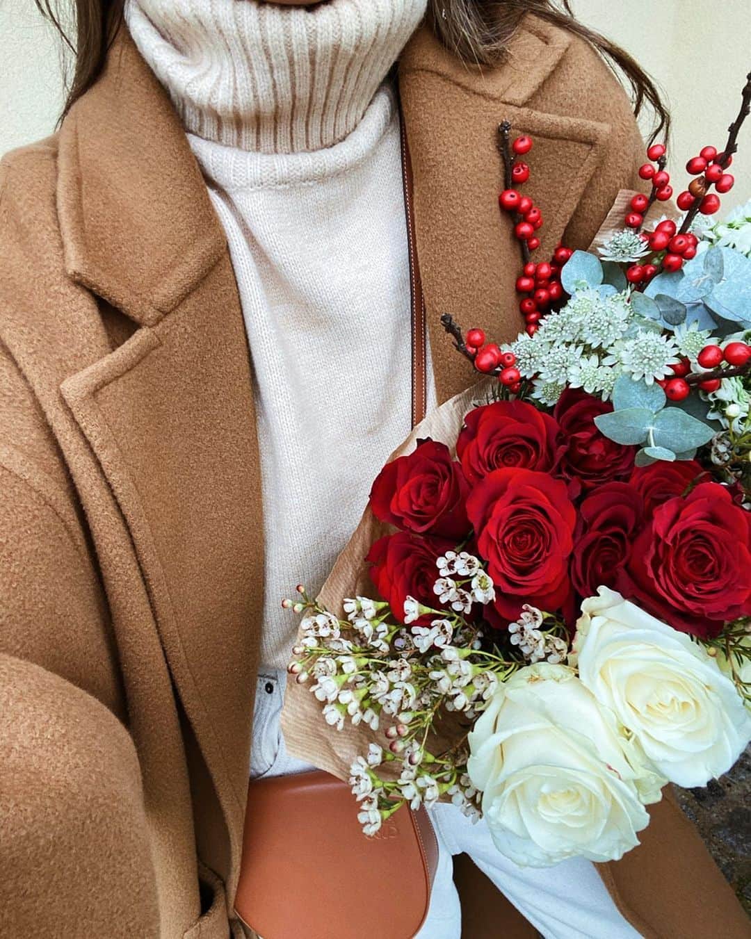 ジュリー・サリニャーナのインスタグラム：「Festive palette 🎁🎄❤️ wearing @loversfriendsla sweater @revolve」