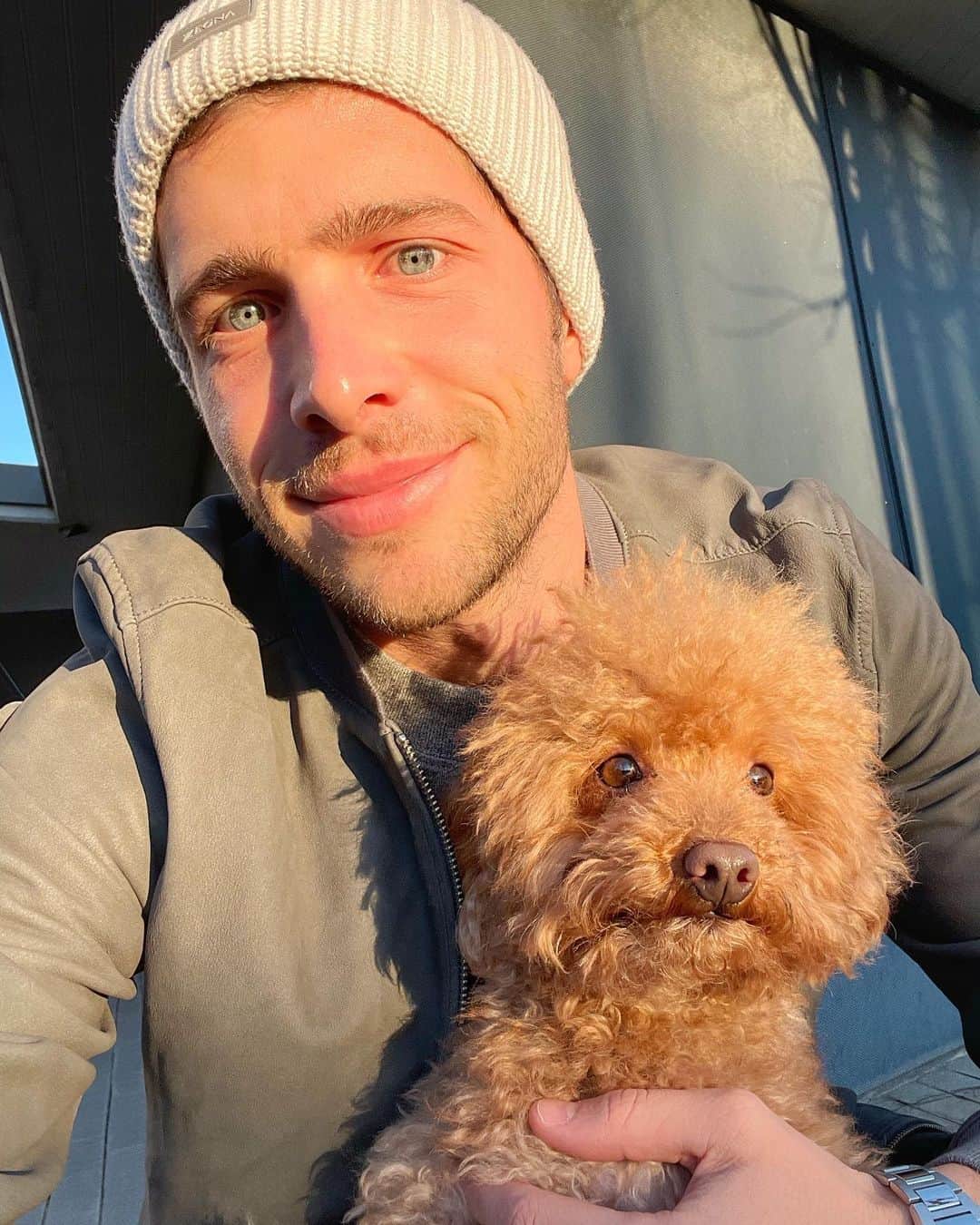 セルジ・ロベルトのインスタグラム：「Berlin, Baloo & I wish you Merry Christmas ❤️🐶🎄」