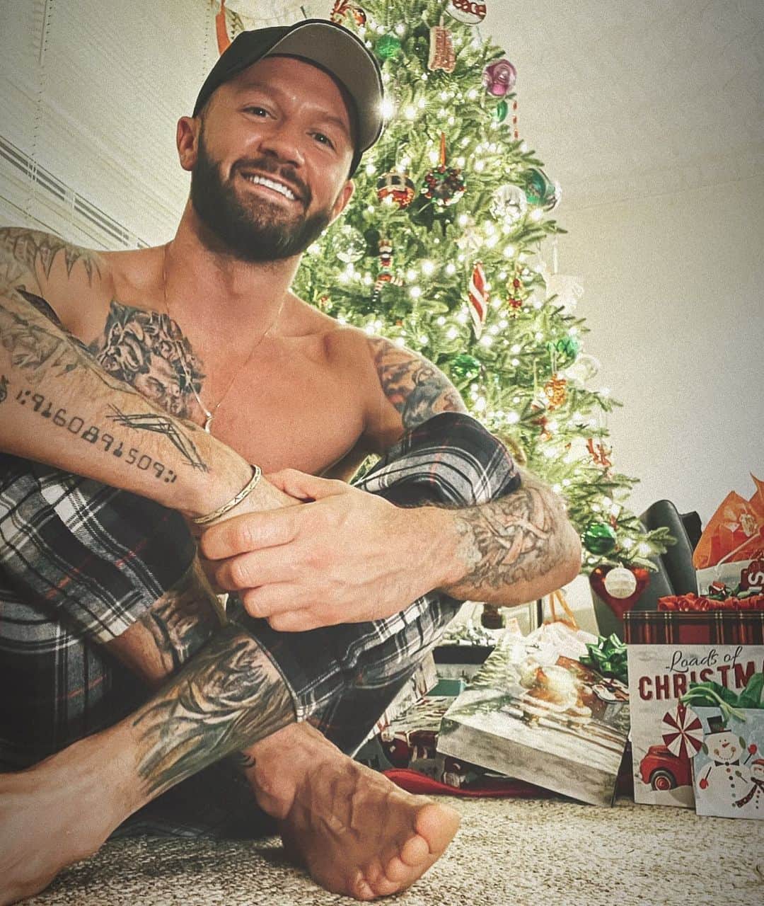 トラビス・ウォールのインスタグラム：「Merry Christmas to all!」