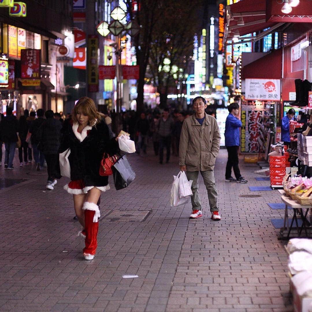 Chad Santosさんのインスタグラム写真 - (Chad SantosInstagram)「En Osaka (las dos últimas fotos), no ves tanto movimiento navideño como en Tokyo, encuentras esporádicamente gente con atuendos en DenDen Town o Dotonbori, también se me fue comentarles que allá ese día es más pasarlo a lo pareja, como un 14 de febrero de los que conocemos en México.  Navidad en Japón, concretamente en Tokyo es un parade donde la gente se disfraza de árbol navideño, la Virgen María, renos, duendes, Santa Claus... y al Hachiko siempre alguien le pone un gorro o una bufanda. Unas brasileñas me comentaron una vez que hace diez años no pasaba eso, que no tiene mucho que lo festejan así, a saber. #東京　#渋谷 #メリークリスマス #クリスマス  #日本 #写真 #写真家 #japan #tokyo #santaclaus #日本人 #shibuya #girls #icu_japan #instagramjapan #japan_of_insta #osaka #tokyocameraclub #whp #IGersJP #streetleaks #pics_jp #fubiz #everydayjapan #reco_ig #indies_gram #photo_jpn #everydayeverywhere #streetphotography #東京カメラ部」12月26日 1時52分 - elchadsantos