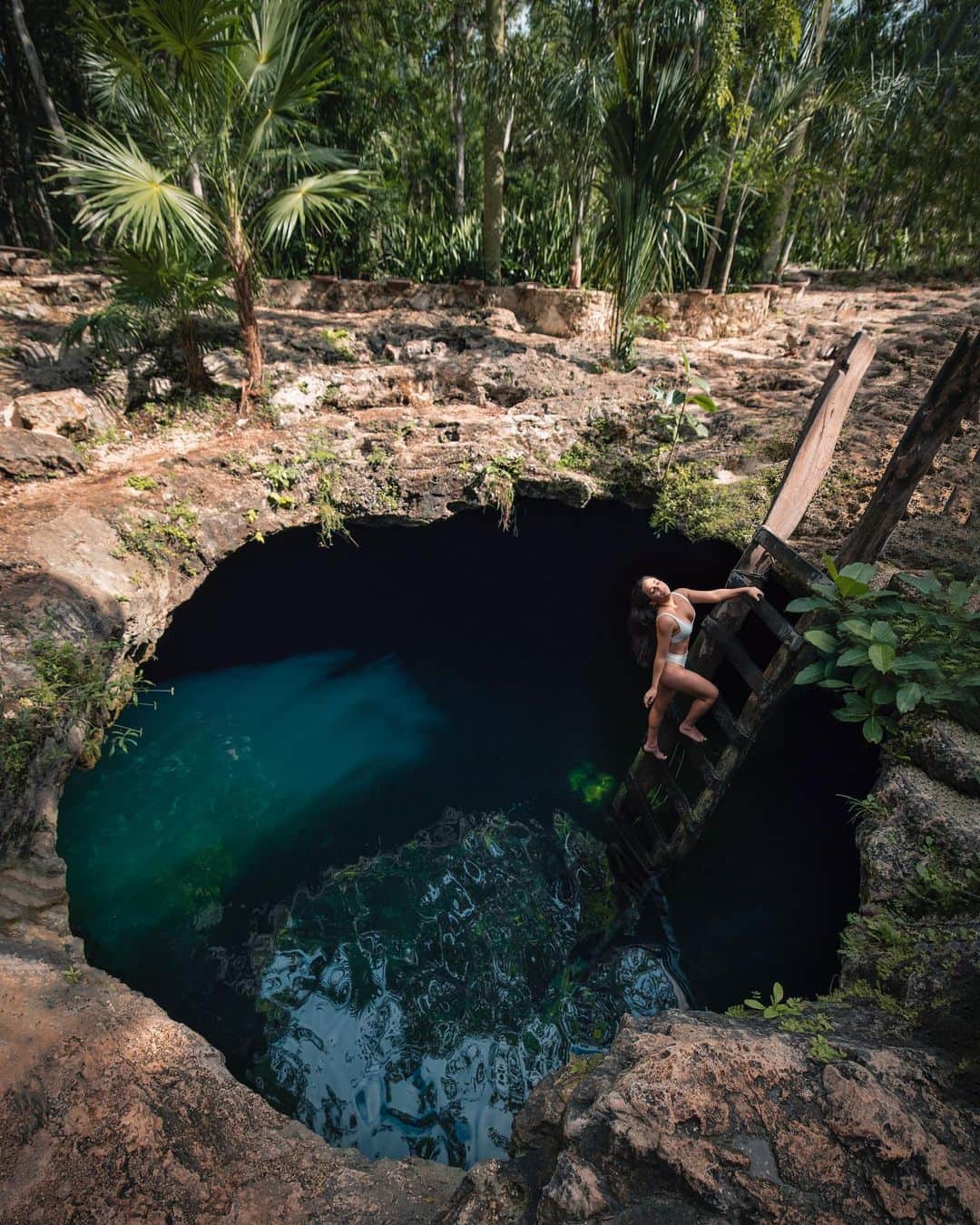 Katy Esquivelのインスタグラム：「La vida es infinitamente hermosa 🤍  Antes de comenzar mi road trip por Mexico pase 1 semana en Quintana Roo y me quedé sorprendida con la cantidad de cenotes que hay en esta área y sus alrededores! Tenía demasiado para ver y muy poco tiempo para hacerlo así que estoy considerando volver para hacer una guía completa. Les gusta la idea? Si tienes alguna sugerencia de cenote, déjala en los comentarios!  Shot by @markharrison4」