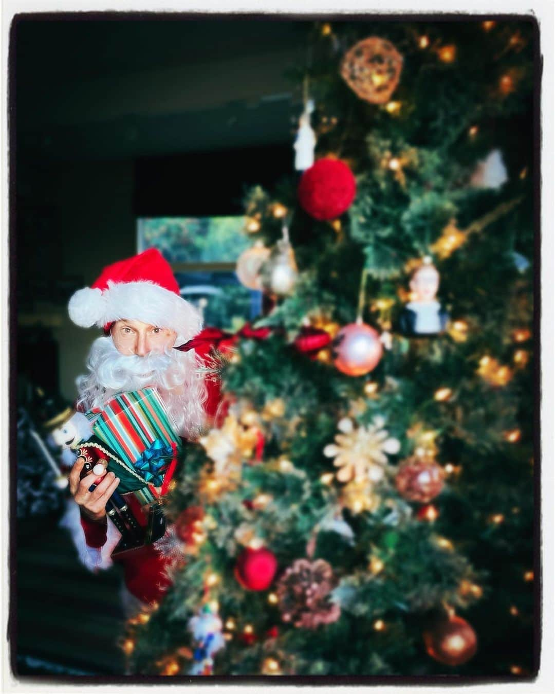 アダム・シャンクマンのインスタグラム：「Happy belated Hanukkah to all, and merry whatever today is too! 🎄❤️🎄❤️🎄  Ahhh man! Just kiddin my angels! #merrychristmas」