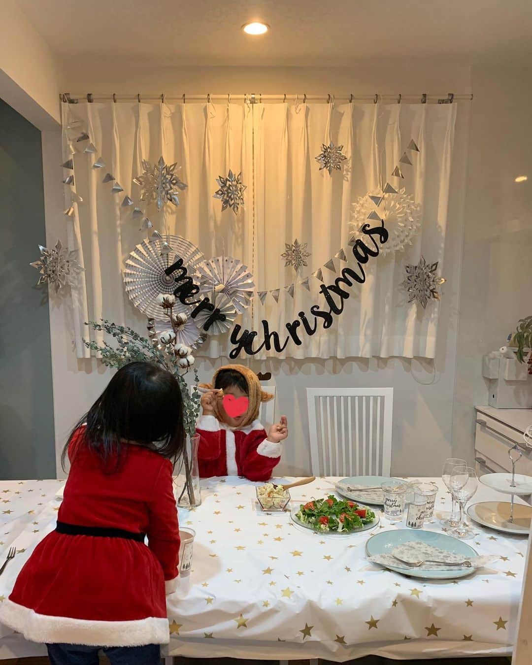 荒木麻里子さんのインスタグラム写真 - (荒木麻里子Instagram)「メリクリ🎂🎄❤︎ 先週家族で早めのクリスマスをしたから、24.25日は普通に過ごそうと思ったけどそんな事は許されない雰囲気…🤣🧡 急遽市販のスポンジで子供達とケーキ作り。 大掃除したキッチンがクリームまみれになりました😂 これもまた思い出🥺🎄🌟 . . . #メリクリ  #クリスマス2020  #merrychristmas」12月26日 2時05分 - marilyn198612