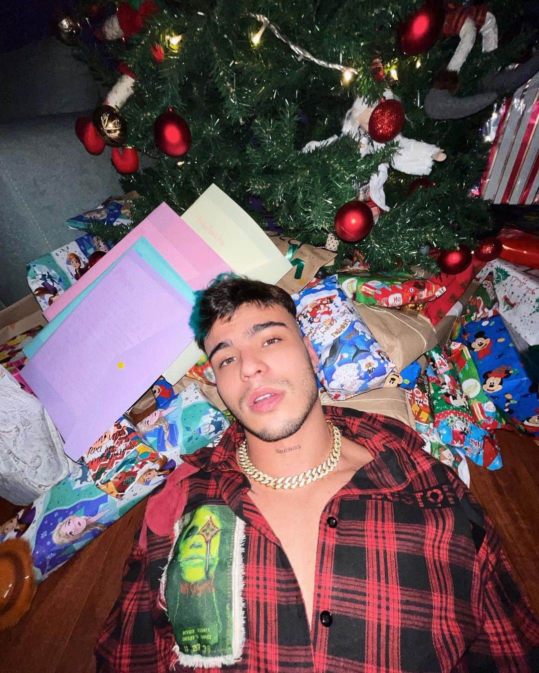 Sebastián Villalobosのインスタグラム：「Feliz navidad a todos! 🎄 abrazos y besos para sus familias, déjenles saber que ellos son el mejor regalo que tienen 🙏🏼 y para los que estuvieron lejos, que ojalá puedan abrazarlos muy pronto, de cora <3」