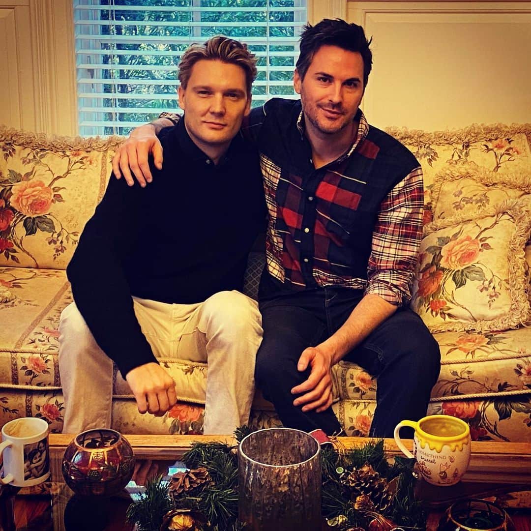 オリバー・キエラン・ジョーンズのインスタグラム：「🎄 🎄 🎄 🎅 🎅 🎅 @coreybsaunders」