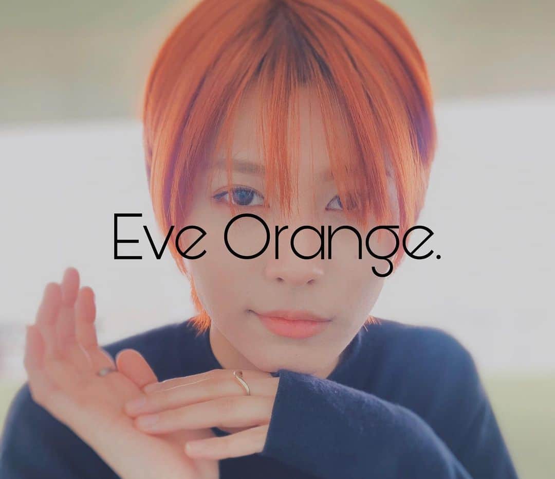 春川芽生のインスタグラム：「見てェ！見てぇぇ！！！！！ 🍊Eve Orange🍊#勝手に命名 に してもらったぁよーーーーーー❗️🙌  ブリーチ①回！ #オレンジカラー  今年もお世話になりました杉さん！💇‍♂️ 【hair♻️ @air_sugisaki 】   最近何故かオレンジにしたくって、  仕事納めてからす~ぐ向かって来ました！  ワレ氏、生粋の関西嬢。やっぱり 『オシャレ』より『オラれ🔥(反骨精神)』に  見えてしまう気がするので #誰の顔が反抗期 すんごい素敵カラーなんだけど、 オーデション始まり出すくらいにす~~ぐ黒に戻そ🙋‍♂️笑 #させんさせんネ   短い付き合いだけどお気に入りカラー、是非ご贔屓に🈂️💁‍♂️🥗🧡」