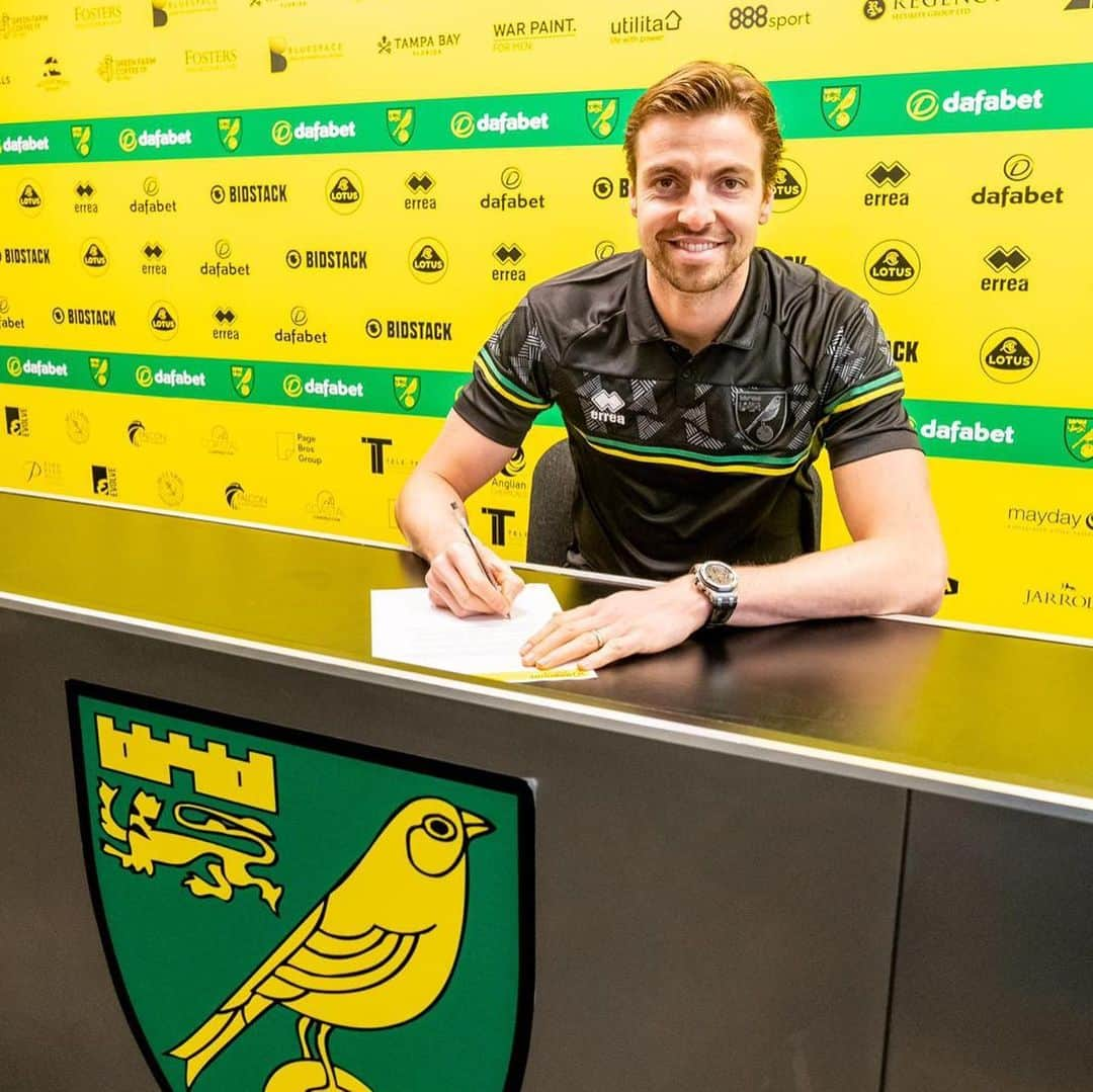 ティム・クルルさんのインスタグラム写真 - (ティム・クルルInstagram)「✍🏻🔰✅ #2024  So proud to commit my future to this amazing football club for another 3.5 years. Felt welcome from the moment I walked through the door. I can’t wait to add many more amazing memories. Stay safe and let’s make 2021 one to remember for the right reasons. #ncfc #nevergiveup  #staysafe #allinthistogether 🎅🏻🥳」12月26日 2時03分 - timkrulofficial