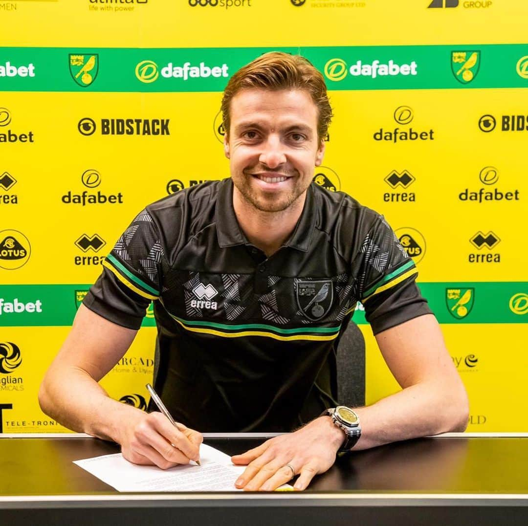 ティム・クルルのインスタグラム：「✍🏻🔰✅ #2024  So proud to commit my future to this amazing football club for another 3.5 years. Felt welcome from the moment I walked through the door. I can’t wait to add many more amazing memories. Stay safe and let’s make 2021 one to remember for the right reasons. #ncfc #nevergiveup  #staysafe #allinthistogether 🎅🏻🥳」