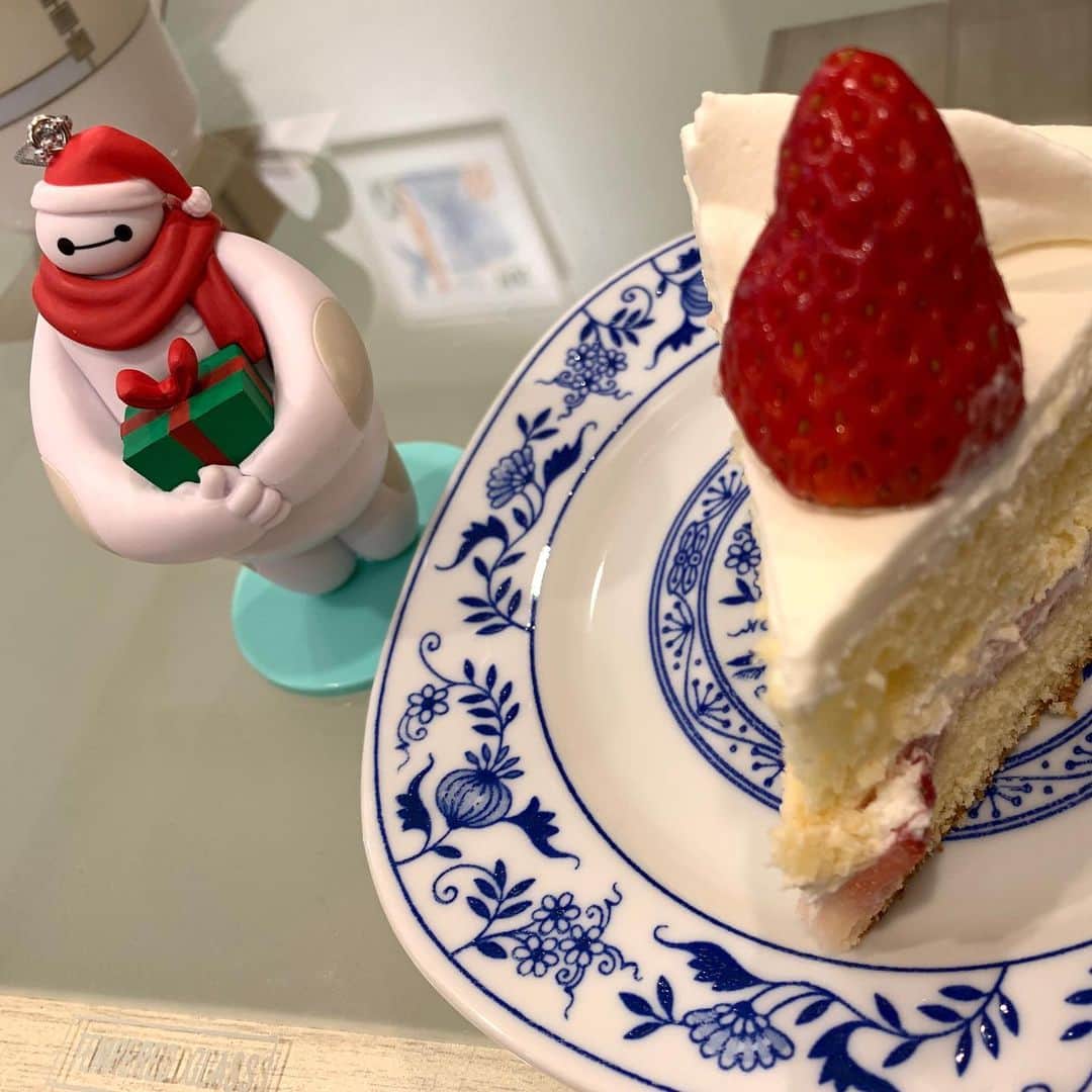 上田昌幸のインスタグラム：「YouTube大喜利終わりにみんなでクリスマス🎄🎁🎅 ケーキおいしかったぁ〜😋  #クリスマス #ケーキ #ベイマックス #そっくり」