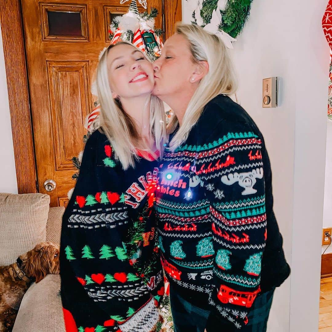 ジョーディン・ジョーンズさんのインスタグラム写真 - (ジョーディン・ジョーンズInstagram)「Merry Christmas ❤️  who’s loves our sweaters? 🤩」12月26日 2時03分 - jordynjones