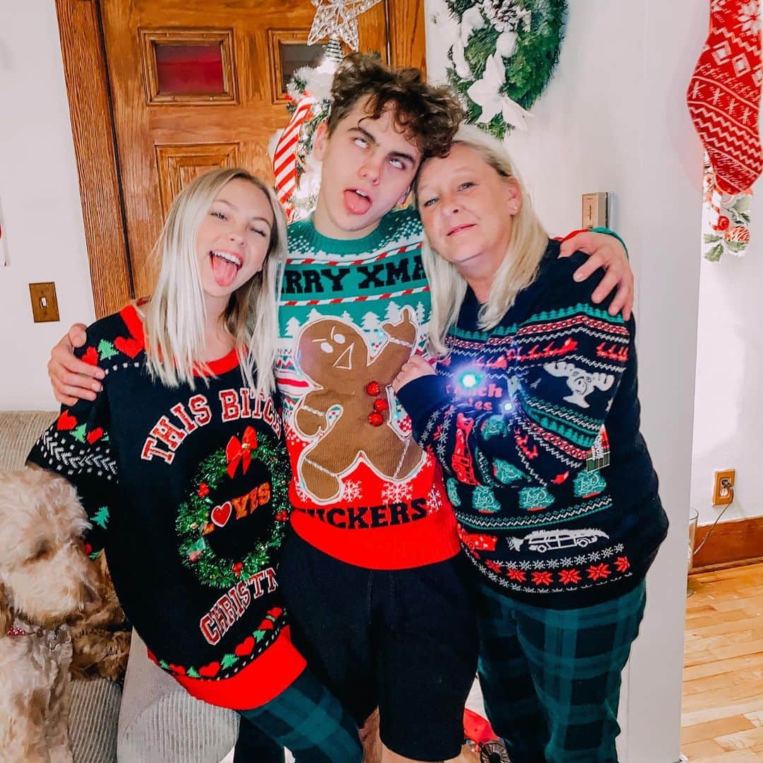 ジョーディン・ジョーンズさんのインスタグラム写真 - (ジョーディン・ジョーンズInstagram)「Merry Christmas ❤️  who’s loves our sweaters? 🤩」12月26日 2時03分 - jordynjones