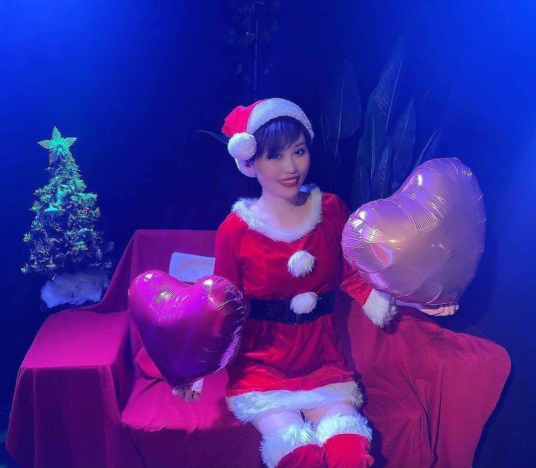 Karinのインスタグラム：「Merry Christmas🎄✨  #merrychristmas #christmas #メリークリスマス #サンタコス」