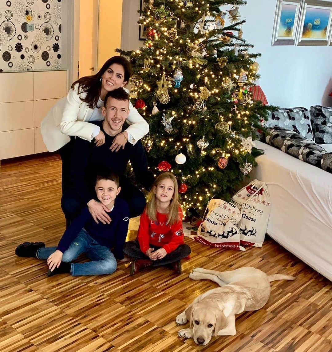 イヴァン・ペリシッチのインスタグラム：「Merry Christmas everyone, enjoy with your loved ones 🙏🌲❤️」