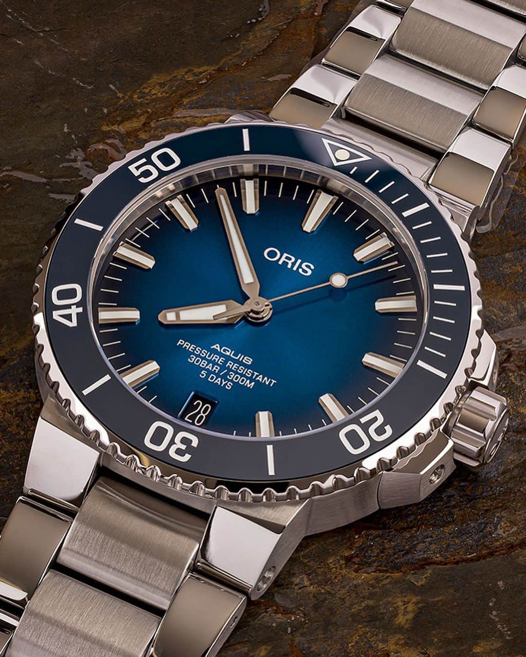 Daily Watchさんのインスタグラム写真 - (Daily WatchInstagram)「Such a stunner. The new @Oris Aquis Date Calibre 400 with five-day power reserve, enhanced anti-magnetism, 300 meter water resistance and 10 year warranty 🤯 #ORIS #Aquis」12月26日 2時15分 - dailywatch