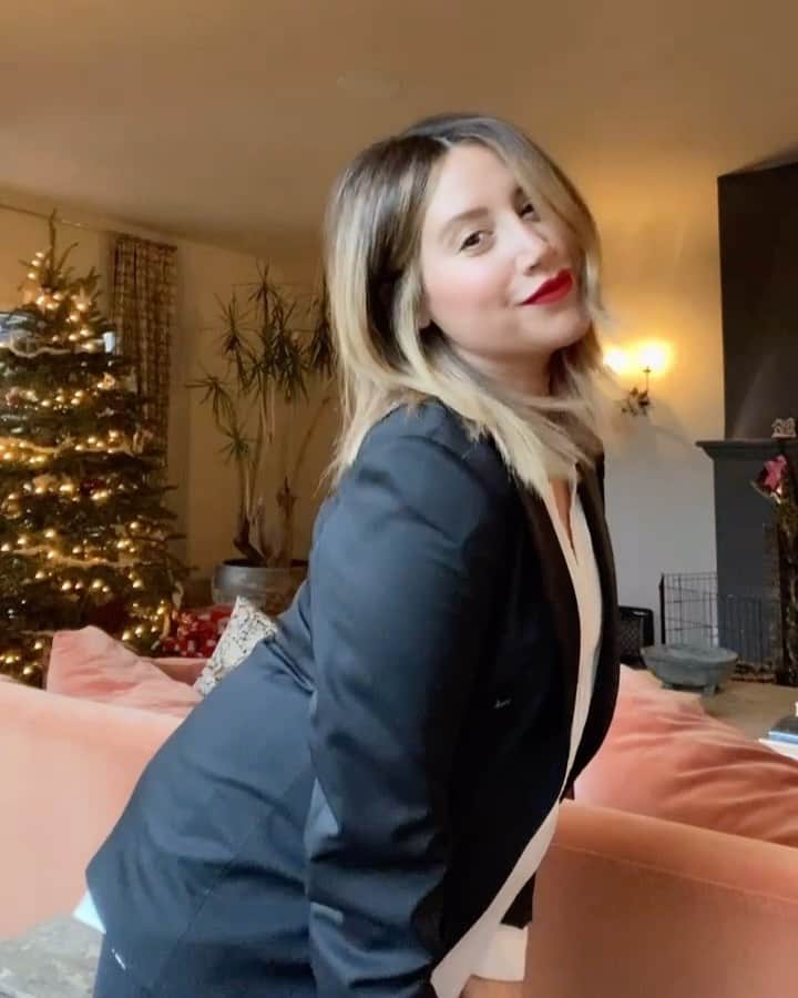 アシュレイ・ティスデイルのインスタグラム：「Merry Christmas!!!! 🎁🎄」